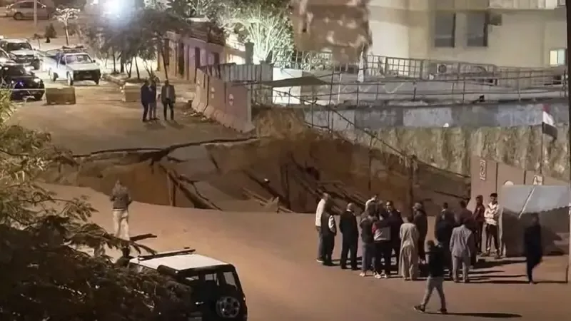 هبوط أرضي مفاجئ بحي