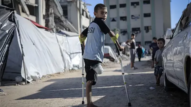 طفل في غزة يعاني
