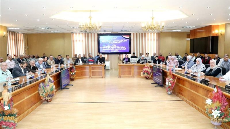 محافظ الشرقية يجتمع