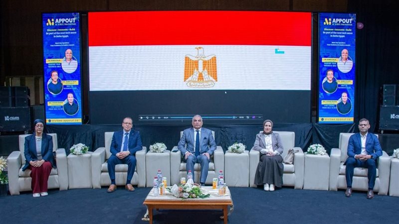 رئيس جامعة طنطا يمنح
