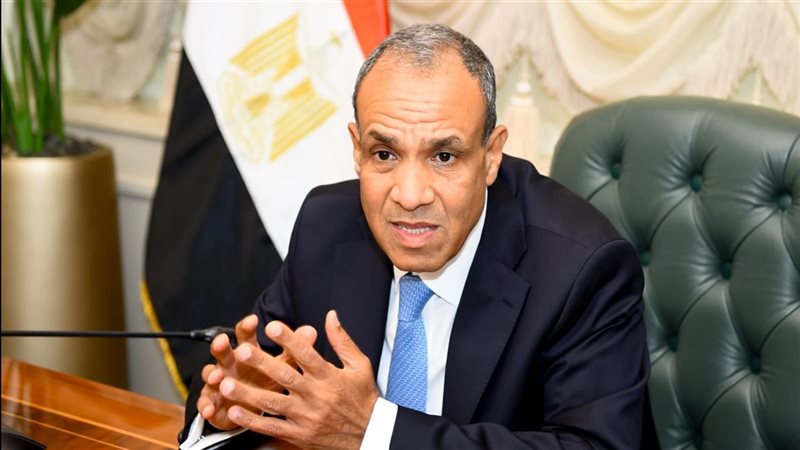 الدكتور بدر عبد العاطى