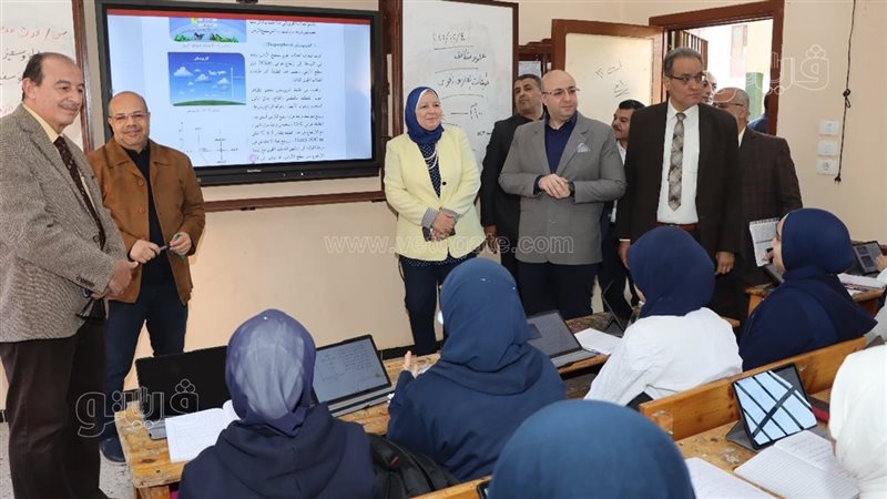محافظ بني سويف بمدرسة