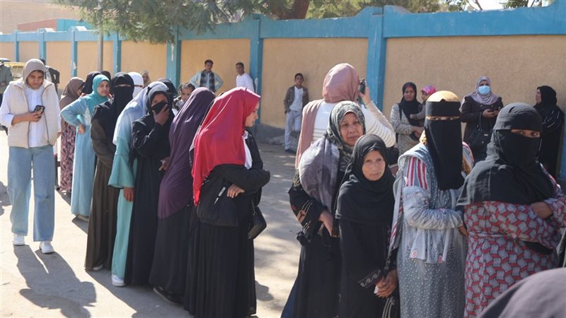 جانب من طابور السيدات