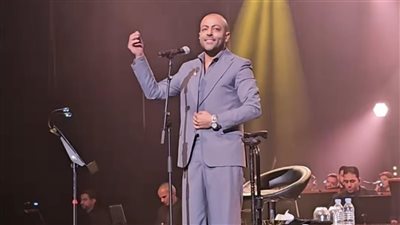 تامر عاشور يتعرض لموقف محرج في حفله بالفسطاط 
