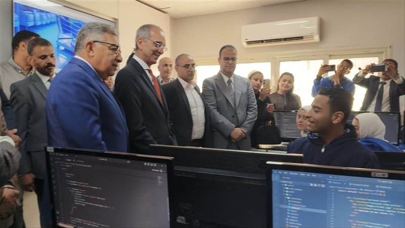 وزير الاتصالات مع