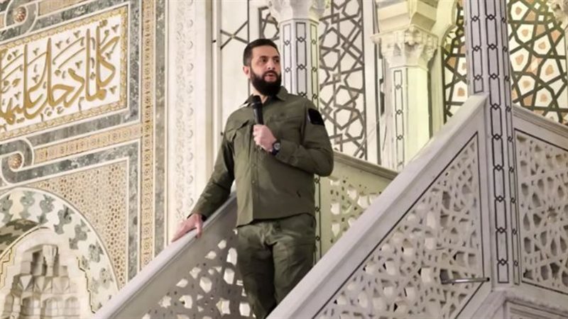 الشرع بالزي العسكري