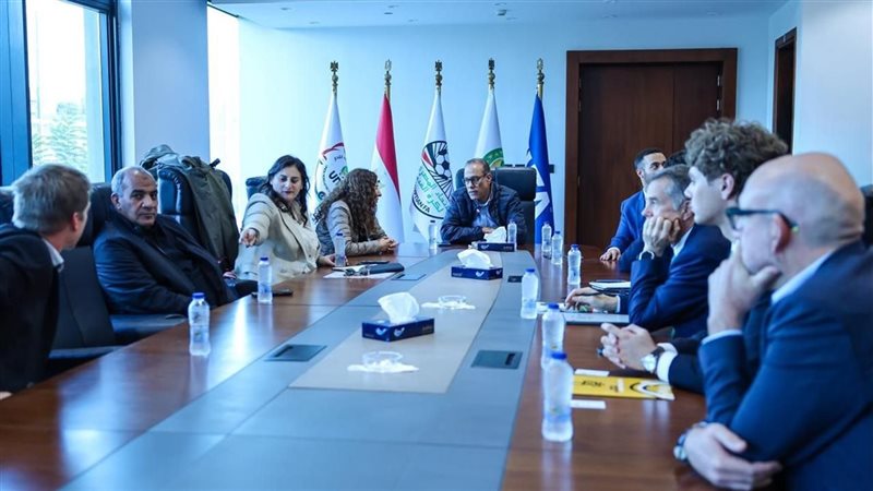 عزام مع الوفد الفرنسي