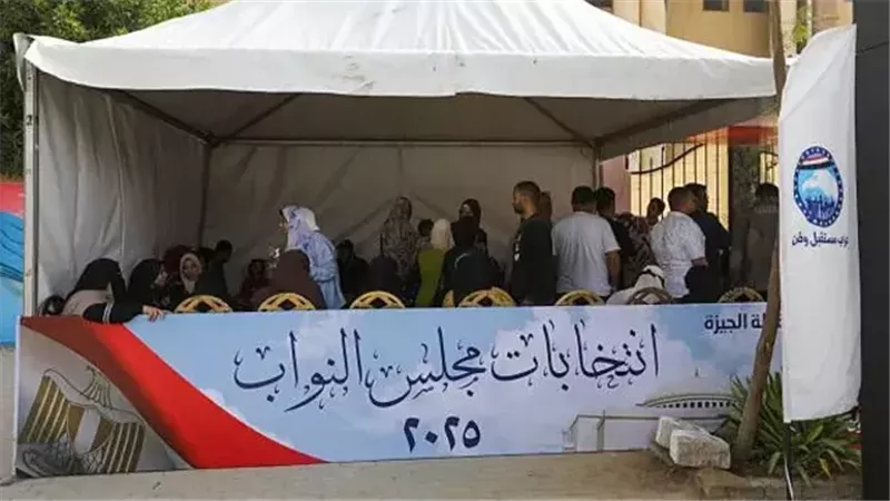 ضبط شخص يوزع حقائب