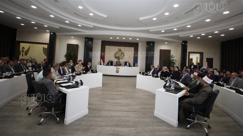اجتماع محافظ اسوان