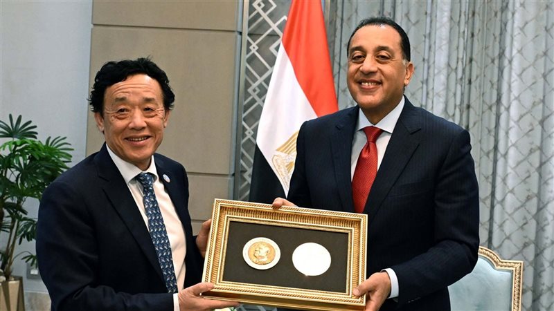 مدبولي يستلم ميدالية