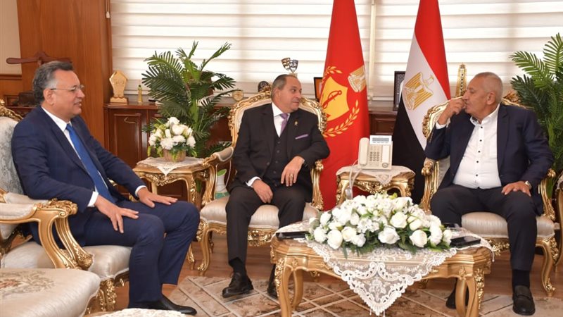 كامل ابو علي يجتمع