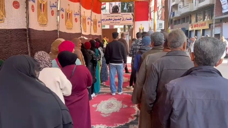 توافد الناخبين على