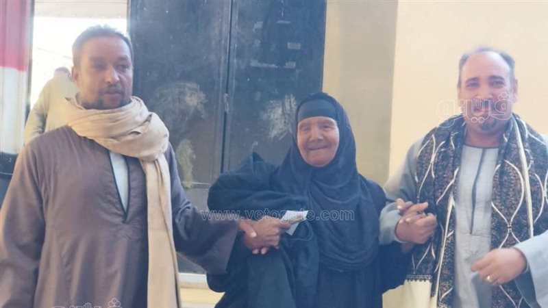 سيدة مسنة تدلى بصوتها