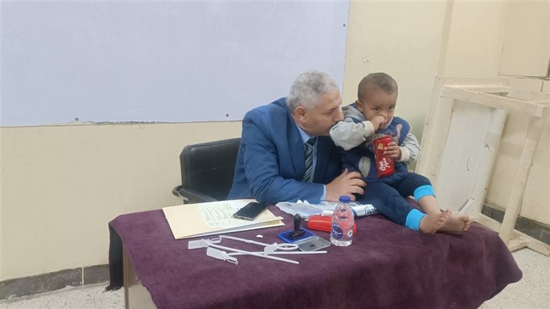 رئيس اللجنة يداعب