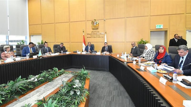 وزير الإسكان يستقبل