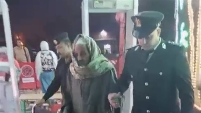 توافد كبار السن على