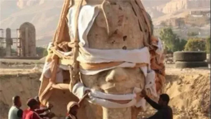 رفع تمثال الملك أمنحتب