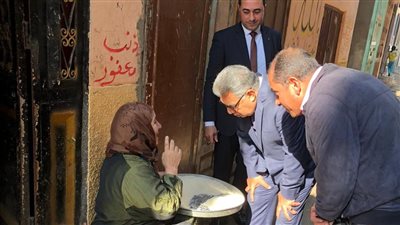 محافظ الدقهلية يتفقد شوارع قرية تلبانة ويوجه بتطهير الترع ورفع القمامة (صور)