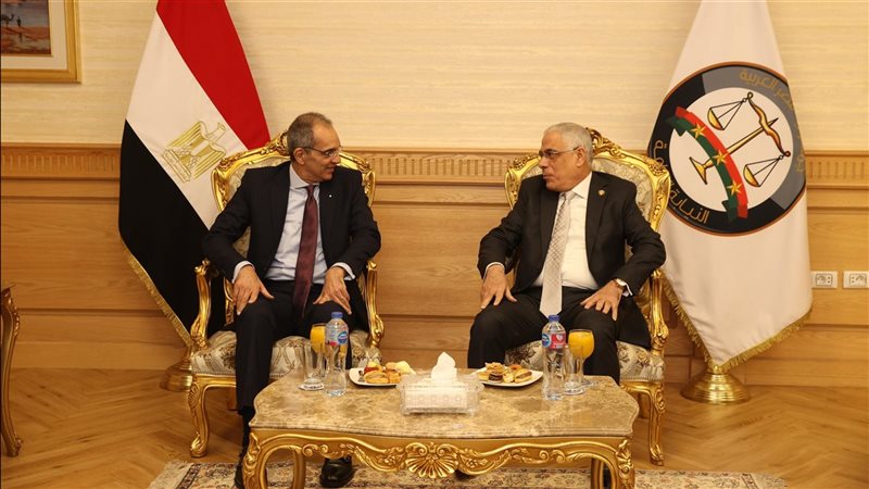 وزير الاتصالات والنائب