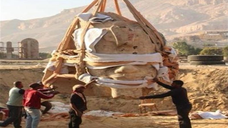 رفع تمثال الملك أمنحتب