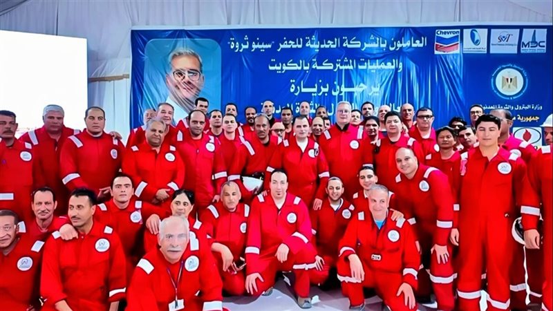 بدوي خلال لقائه بالعاملين