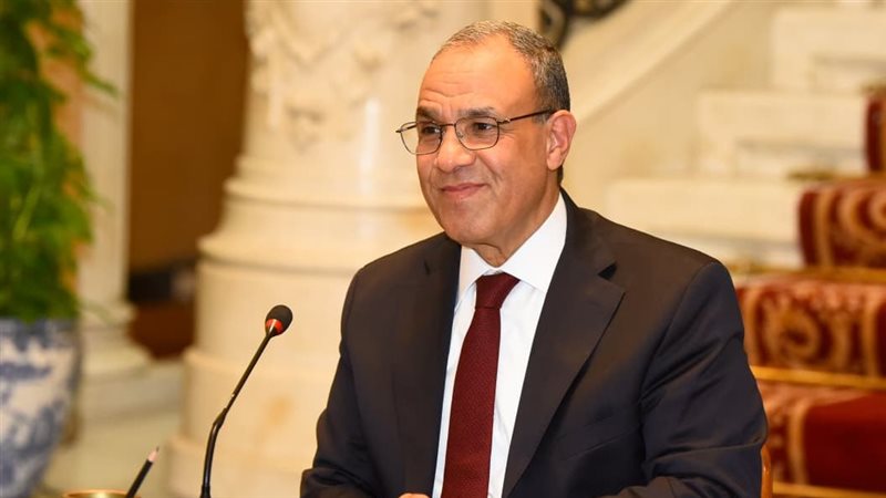 وزير الخارجية مع