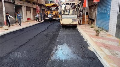 وضع الطبقة الأسفلتية السطحية بدءا من شارع الجامعة وحتى مسجد حمزة ببورفؤاد (صور)