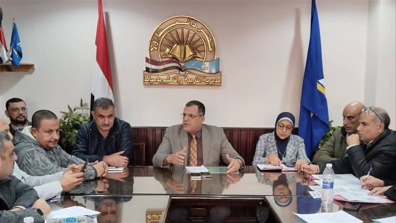 وكيل الوزارة يناقش