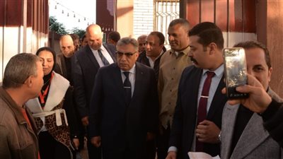 محافظ الدقهلية يتفقد سير العملية الانتخابية في لجان مجمع مدارس أجا