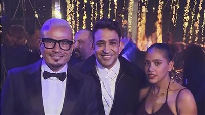 عمرو دياب يشارك ابنته جانا الغناء بـ«خطفوني» في حفل زفاف أحد أعضاء فرقته (فيديو)