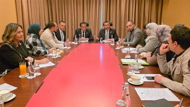 اجتماع وزير الصحة