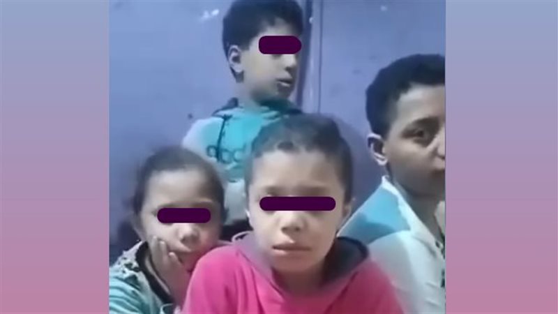 أم تعرض أطفالها الأربعة