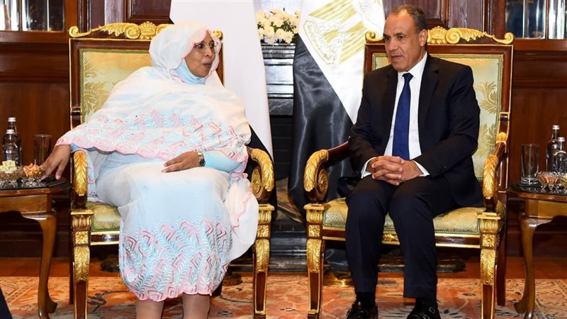 وزير الخارجية مع