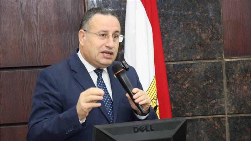 الدكتور عبد العزيز