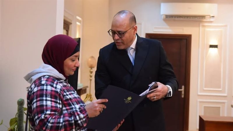 وزير العمل يستقبل