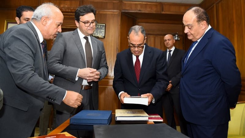 الدكتور بدر عبد العاطى