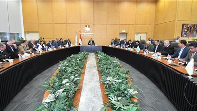 وزير الإسكان يعقد اجتماعا موسعا لمتابعة الموقف التنفيذي لمشروعات 