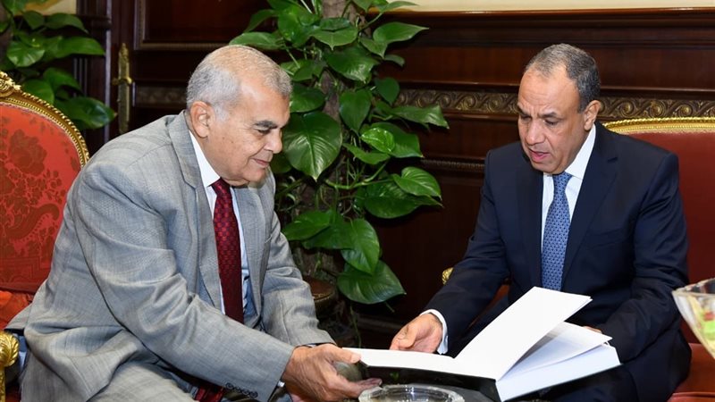 وزير الخارجية مع