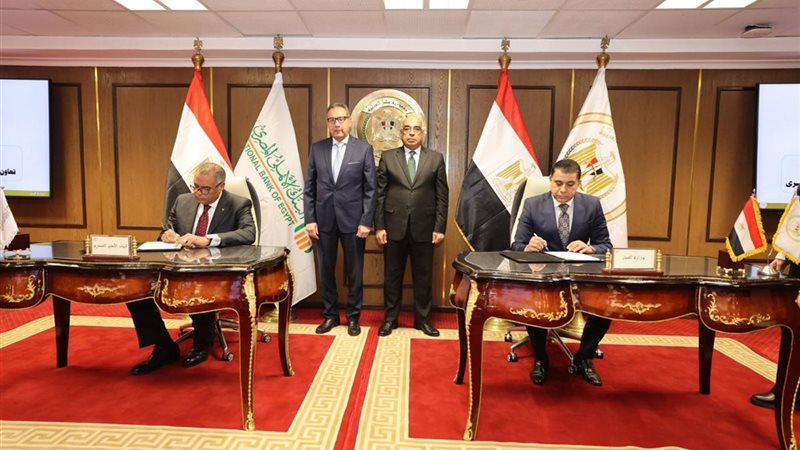 وزير العدل خلال توقيع