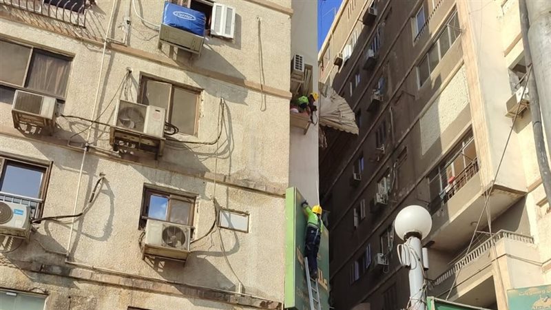 إنقاذ قطة عالقة بمصر