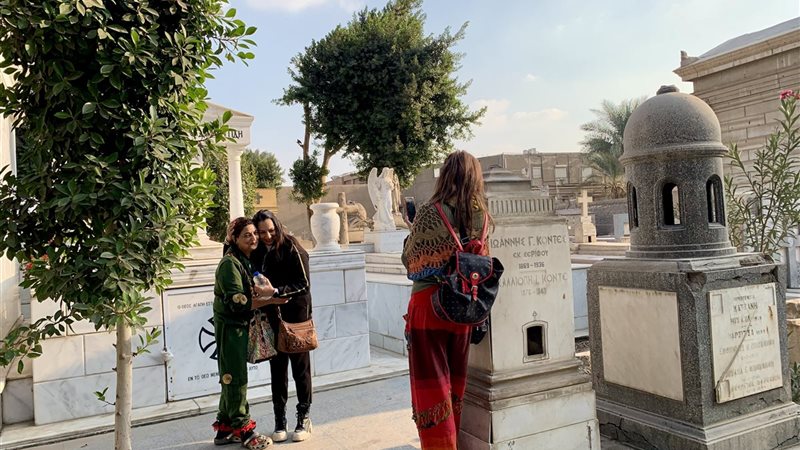  يونانيين دُفنوا