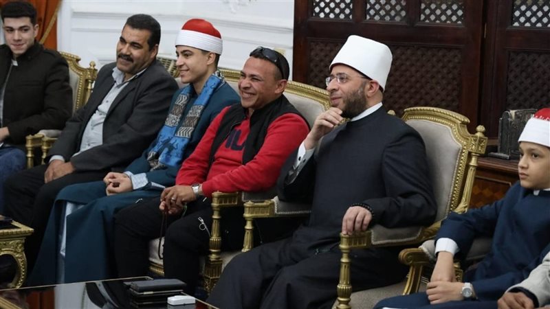 وزير الأوقاف يشاهد