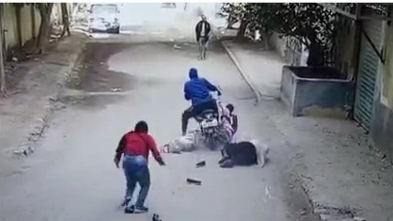 لص يسحل طالبتين وسيدة