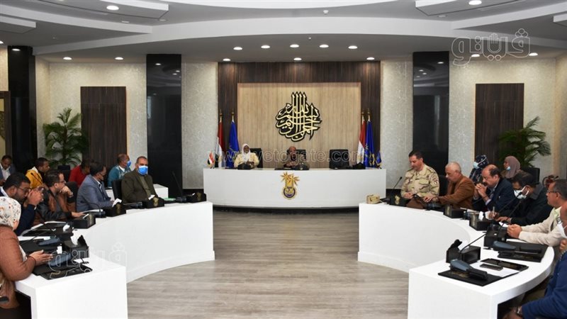 محافظ أسوان يجتمع