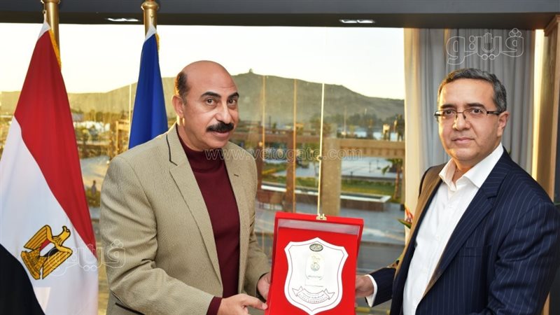 محافظ أسوان والسفير