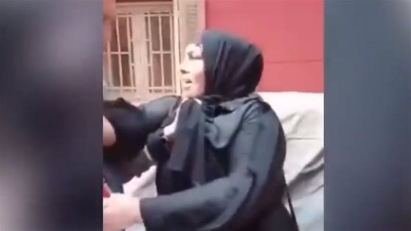 بلطجي يتعدى على سيدة