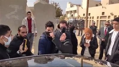انهيار والدة أحد ضحايا حادث الشيخ زايد عقب خروجها من المحكمة| فيديو