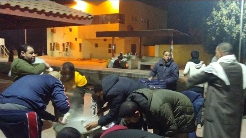 شباب بني سويف يوزعون
