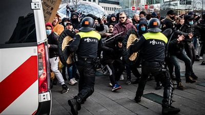 اعتقال 30 شخصًا في أمستردام خلال مظاهرة ضد قيود كورونا | فيديو