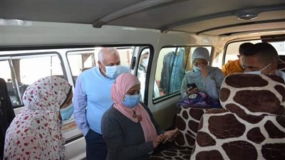 محافظ الوادي الجديد يخصص فرقا طبية للقاح كورونا بمواقف سيارات الأجرة